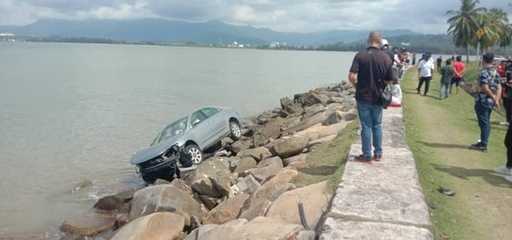 Malezija - Redka nesreča, ozek pobeg: Avto trčil z obalne ceste Likas, skoraj padel v morje