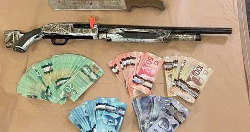 كندا - فلين فلون شرطة الخيالة الملكية الكندية تصادر كمية من النقود والبنادق والمناجل