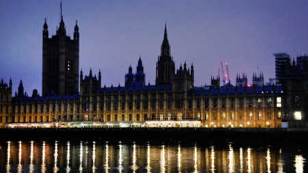 Več britanskih zakonodajalcev je pozvalo k glasovanju o nezaupnici