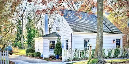 Det äldsta hemmet i Hamptons listar för nästan 2,4 miljoner dollar