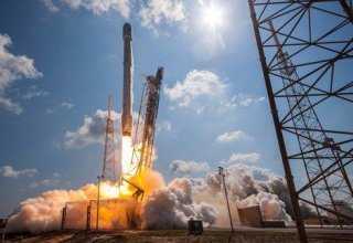 SpaceX-raket wordt in een baan om de aarde gelanceerd met gigantische verkenningssatelliet