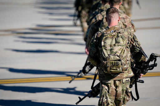 بوليتيكو: الولايات المتحدة مستعدة لإرسال آلاف الجنود إلى أوروبا