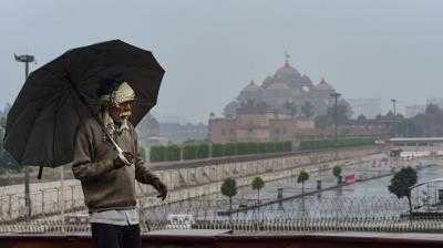 Сильный дождь хлещет по Дели; возможны грозы, сильный ветер