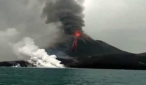 Ministrstvo za promet poziva upravljavce ladij, naj pazijo na izbruh gore Anak Krakatau