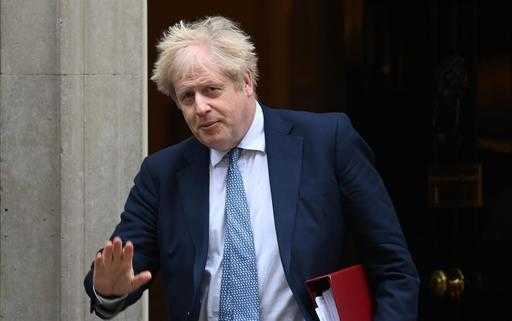 Boris Johnson z Wielkiej Brytanii kończy tydzień zamieszania na osłabionej pozycji