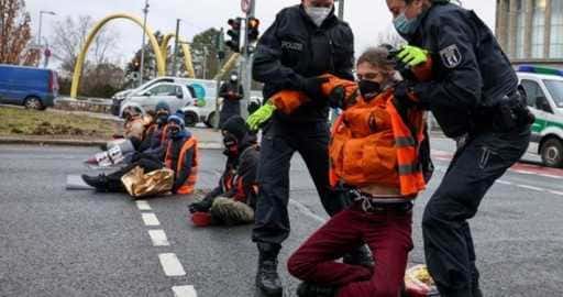 Un gruppo di 11 attivisti del clima si incolla all'autostrada di Berlino