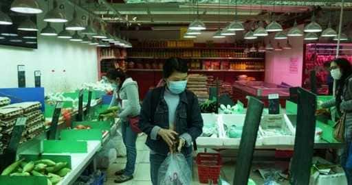 Invånare i Hongkong gör en razzia mot stormarknadshyllorna när Covid-19-ökningen stör leveranserna