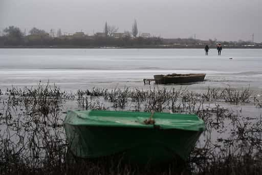 Rússia - Moradores da vila de Astrakhan após o reparo da rodovia foram isolados do mundo