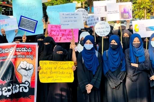 „Gezielte Belästigung“: Muslimische Mädchen in Indien prangern Hijab-Verbot an
