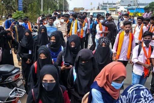 Индийский технологический центр запретил протесты после эскалации спора о хиджабах