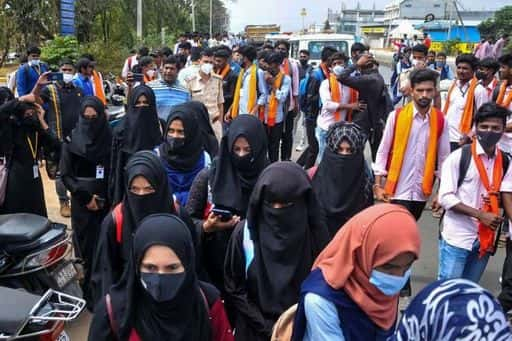 Hindistan'ın teknoloji merkezi, başörtüsü tartışması tırmandıktan sonra protestoları yasakladı