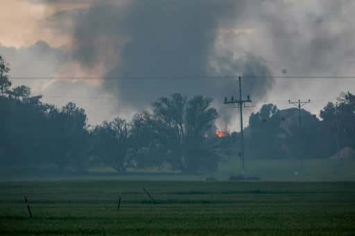 Palestinos incendeiam caminhão israelense perto da fronteira com a Faixa de Gaza