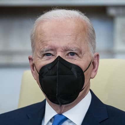 USA sa snažia pandémiu nechať za sebou, ale Biden sa drží opatrnosti ohľadom Covid-19