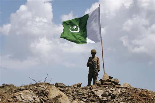 باكستان - عباسي يحيي شهداء الجيش الباكستاني