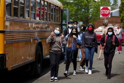 Mandati ameriških državnih mask potečejo, kar ustvarja napetosti v šolah