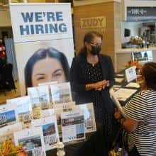 Nároky na podporu v nezamestnanosti v Spojených štátoch klesajú už tretí týždeň po sebe