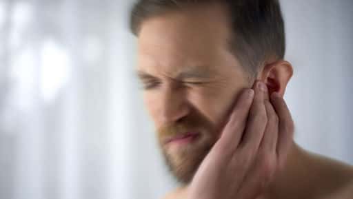 Otorinolaringolog pravi, da bi omicron lahko uvedel dobo gluhih