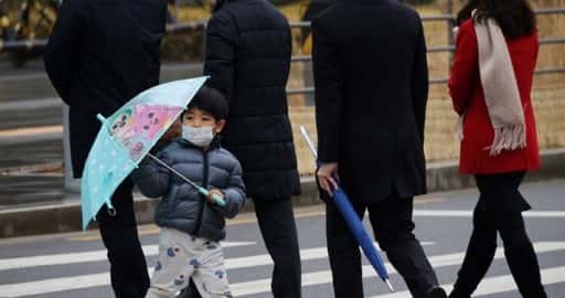 Južna Koreja se obrne na samozdravljenje, saj Omicron spodbuja porast Covid-19