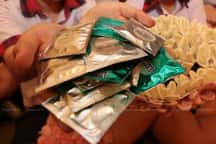 Japan - Bangkok delar ut gratis kondomer inför Alla hjärtans dag
