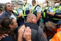 Nepokoje, keď novozélandská polícia odstraňovala protest proti Covidu
