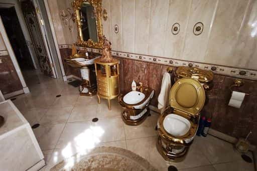 Le flic de la circulation avec des toilettes en or est tenu de confisquer des biens pour 83 millions de roubles
