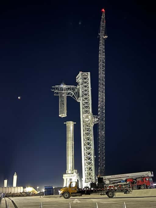 Elon Musk ukázal 140-metrovú „Mechazillu“ v akcii: Obrovská veža inštaluje Starship na Super Heavy: