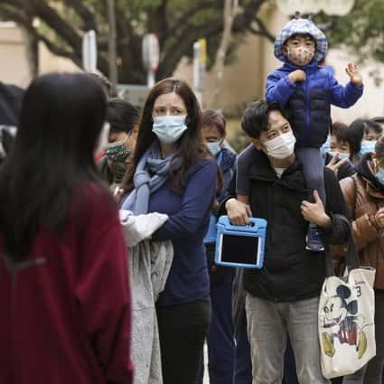 Obyvatelia Discovery Bay sa sťažujú na riziko infekcie na testovacích staniciach v Hong Kongu