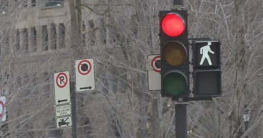 Kanada - City säger att det är viktigt att förbättra trafiksäkerheten i Montreal efter att fotgängare släpats med skolbuss