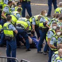 Demonštranti z Kovidu pred novozélandským parlamentom sa stretli s políciou