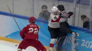 Hockeyspelare slår ner domaren på is i OS-matchen 2022