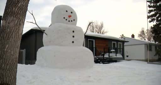 Canada - Papa de Regina, les enfants construisent un bonhomme de neige plus grand que leur maison