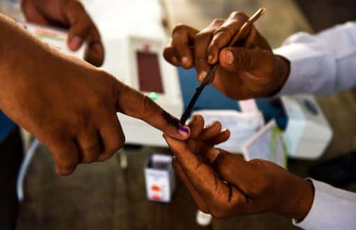 يجري التصويت في انتخابات المرحلة الأولى في ولاية أوتار براديش ، أكبر ولاية هندية