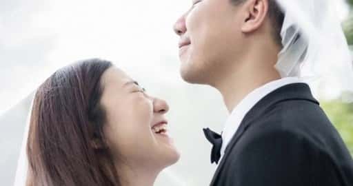 Etwa 500 Paare in Singapur planen, am 22.02.2022 zu heiraten