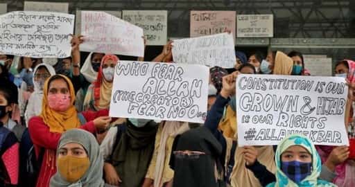 Indickí študenti blokujú cesty, keď sa v školách vešajú hidžáb