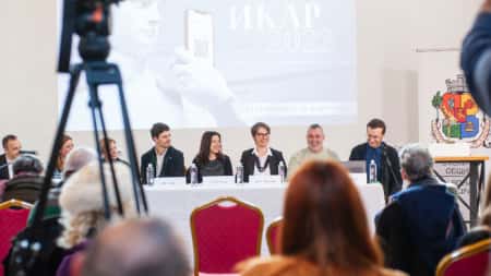 Zangeres Mimi Nikolova, acteur Simeon Alexiev en regisseur Asen Shopov met de speciale ICAR Awards 2022