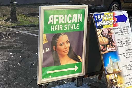 Kim Kardashian'ın fotoğrafı bir Afrika örgü salonunun reklamında göründü