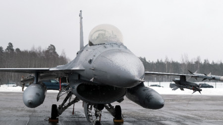 O escadrilă de luptători F-16 va fi transferată din Germania în România