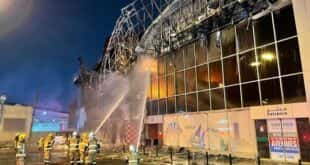 Пожарные взяли под контроль возгорание торгового комплекса