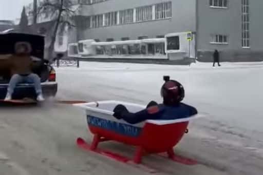 Die Verkehrspolizei wird das Video mit der Fahrt auf dem olympischen Bad im Zentrum von Jekaterinburg überprüfen