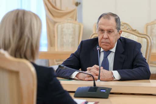 Twitter-gebruikers beschuldigden Truss van slechte manieren tijdens een ontmoeting met Lavrov