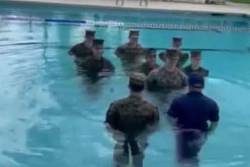 Il sergente ha tenuto una cerimonia per aver ricevuto un nuovo grado in piscina
