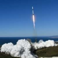 Zeci de sateliți de internet SpaceX s-au pierdut din cauza furtunii geomagnetice