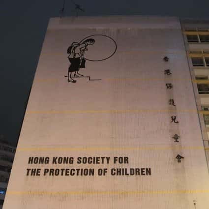 Hong Kong polisi, skandalın vurduğu çocuk koruma grubundan başka bir çalışanı tutukladı