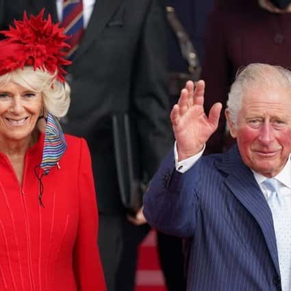 Britský premiér zruší všetky obrubníky Covid; Princ Charles má pozitívny test