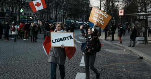 La polizia di Parigi contrasta l'avanzata dei manifestanti ispirata dal convoglio di camionisti del Canada