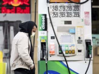 Oljepriset stiger mitt i geopolitiska spänningar