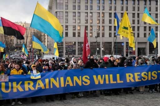 “La guerra no es la respuesta”: Miles marchan en Ucrania contra Rusia