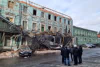 Rússia - Em Kaluga, uma estudante ficou ferida quando um ponto de ônibus desabou