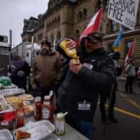 المتظاهرين الكنديين يحفرون بإتقان على الطراز العسكري