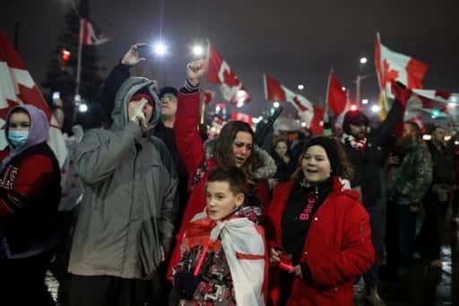 Протестующие грузовики в Канаде игнорируют постановление суда о расчистке ключевого моста